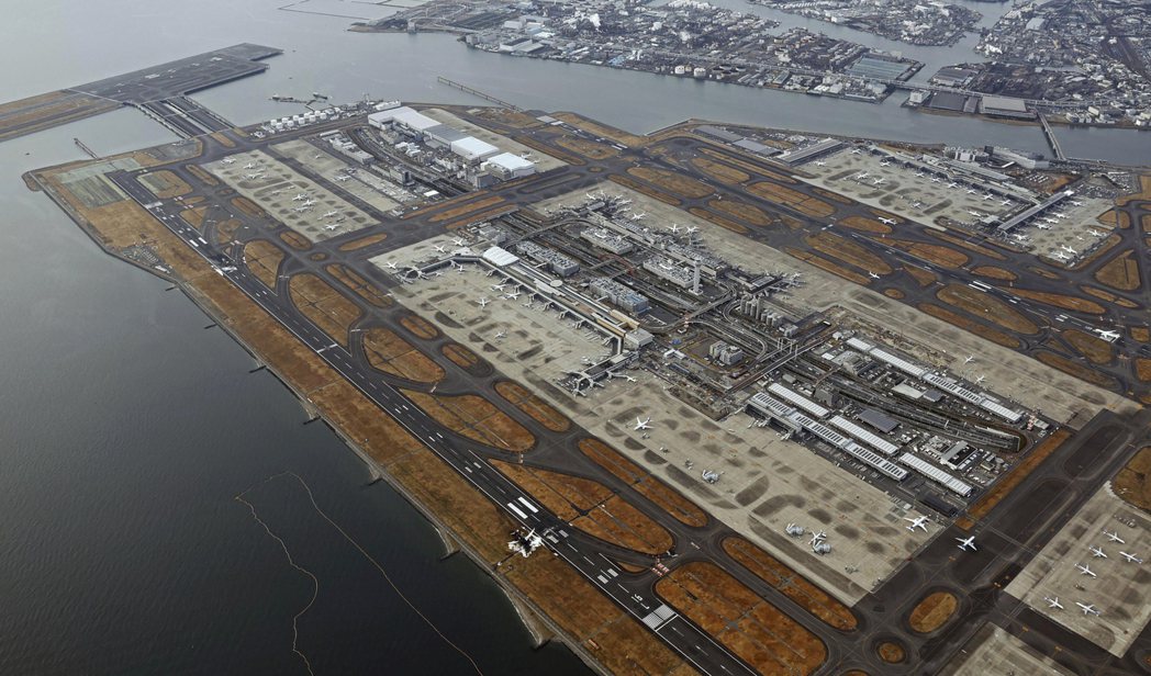 東京羽田機場是世界第三大機場，每天有1300架次的航班在這個機場起降，7千多萬人...