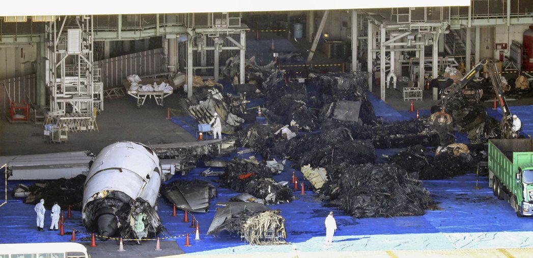 東京羽田機場事故之後，兩架飛機的殘骸都已搬運至機庫存放，將針對座艙通話記錄器與飛...