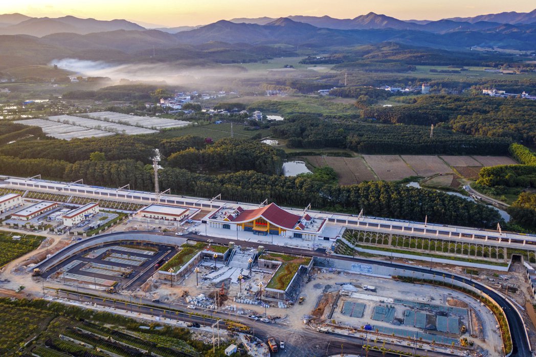 2021年9月28日，在中國雲南省興建中的中寮鐵路沿線車站之一橄欖壩站鳥瞰圖。 ...