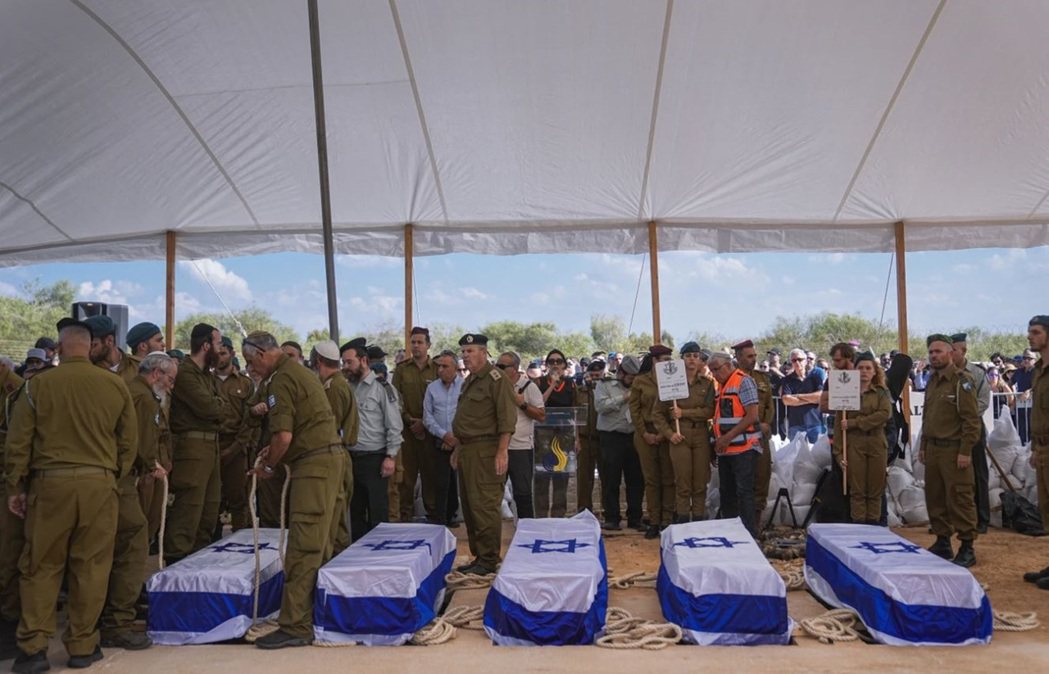 以色列民眾悼念遭到哈瑪斯突襲殺害死亡的受害者。 圖／美聯社