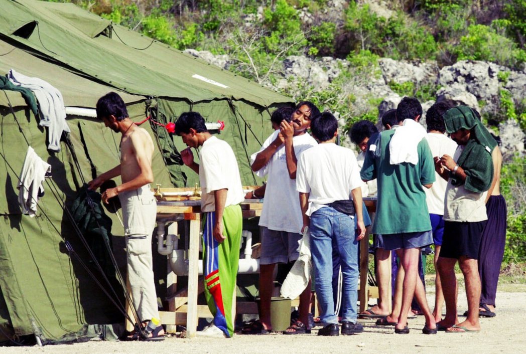 圖為2001年諾魯島難民營裡的狀況。 圖／美聯社
