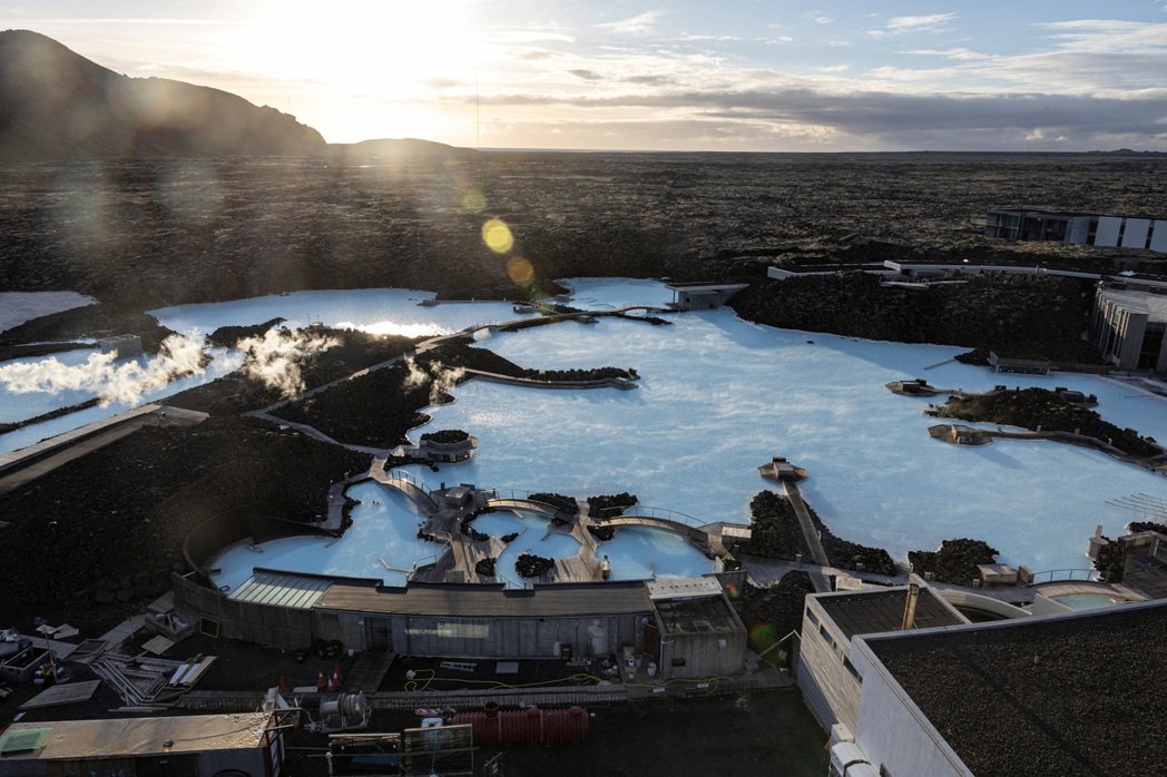 冰島景點藍潟湖溫泉度假村，以據說可養顏美容的溫泉與火山泥面膜著稱。現在因火山噴發...