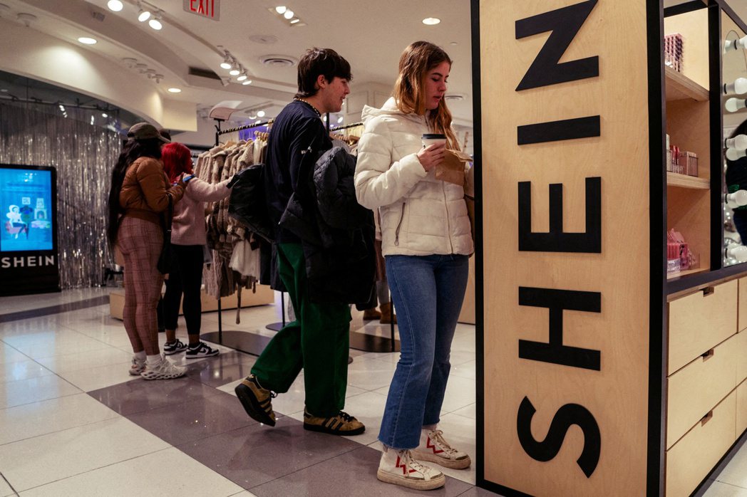 中國服飾電商SHEIN以低價優勢打入美國，在快時尚產業已達市佔率28%。圖為民眾...