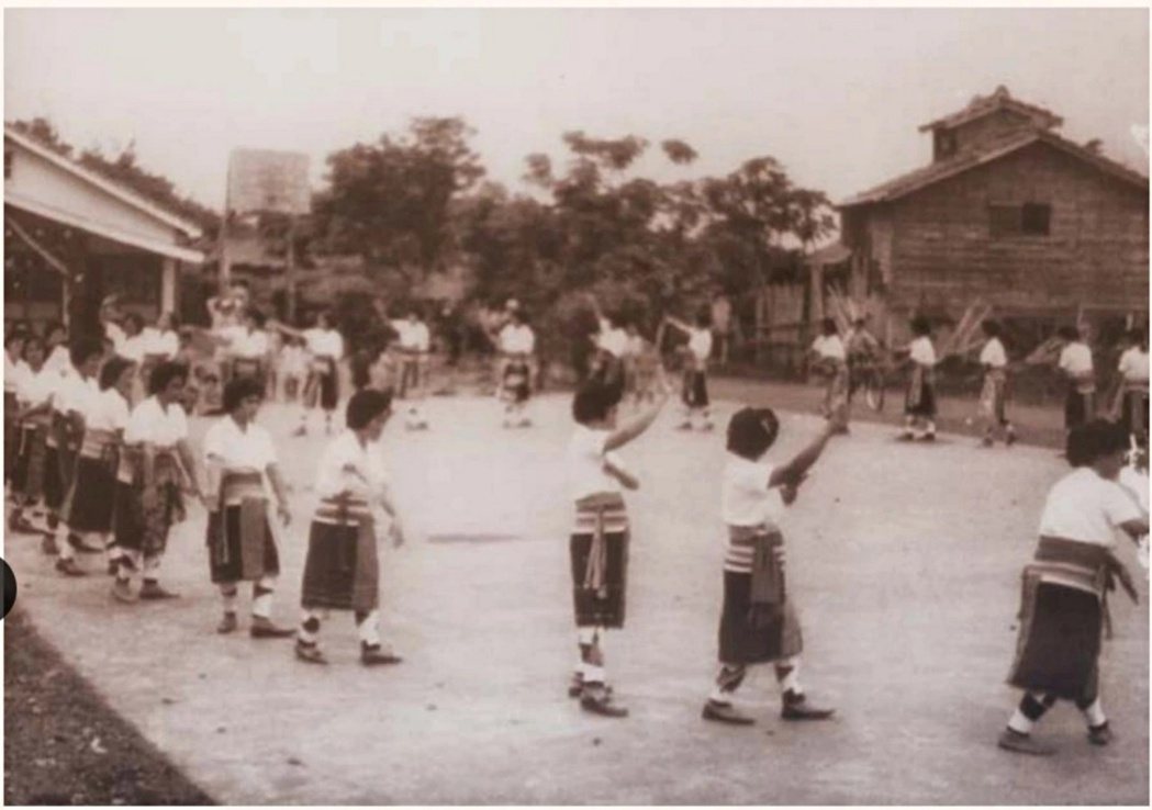 位於台東長濱，1967年阿美族長光部落婦女會在長光天主堂落成祭儀後演出，呈現李哲...