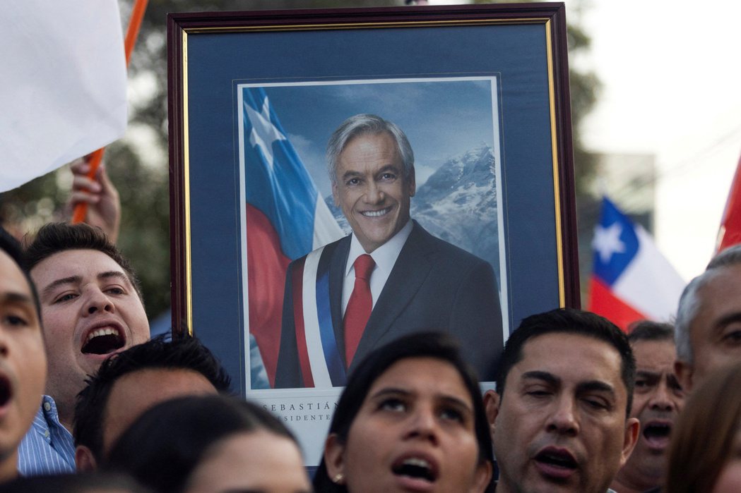 智利前總統皮涅拉因直升機失事而喪生後，其支持者聚集哀悼。 圖／路透社