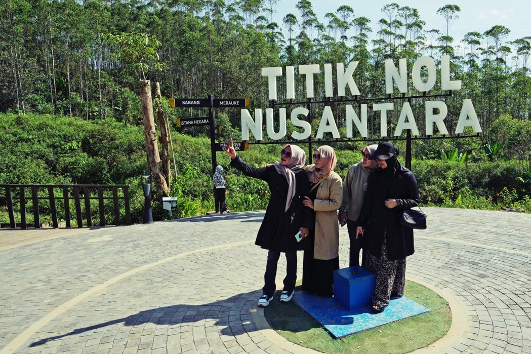2023 年 3 月8 日，當地遊客在印尼東加里曼丹省新首都「努山塔拉」的建設工...