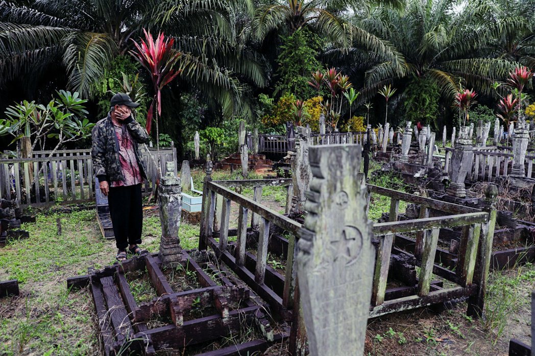 2023 年 3 月，一名 60 歲的峇里克族探望其祖先位於新首都附近的墓地。 ...