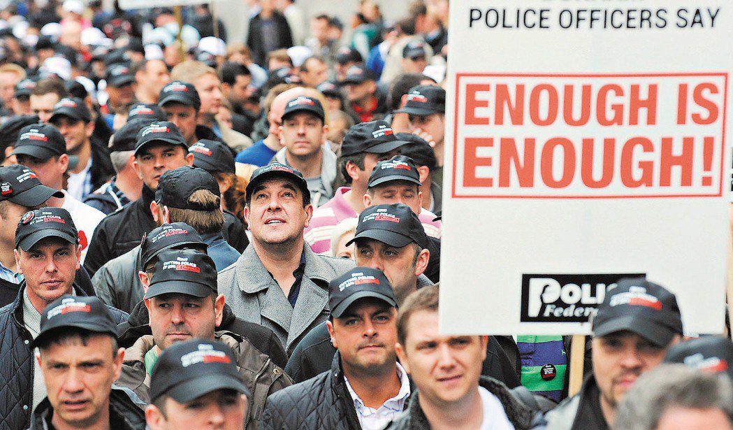 2012年英國公務員抗議撙節措施，連備勤警察也上街示威。 圖／歐新社