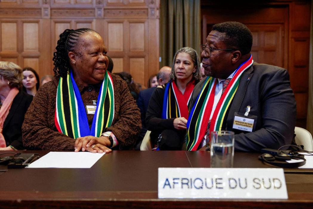 南非外交部長潘多爾（左，Naledi Pandor）和南非駐荷蘭大使瑪東瑟拉（右...
