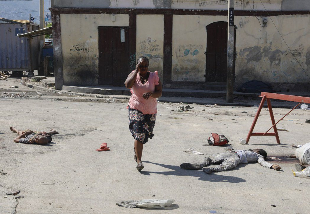 海地國家監獄內的囚犯遺體。 圖／美聯社