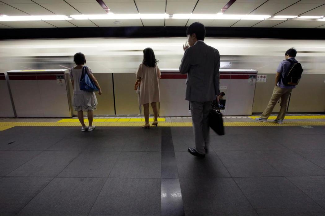日本社會的高自殺率現象牽涉到更廣泛的社會結構問題，難以光用鐵路行車設備的角度來探...