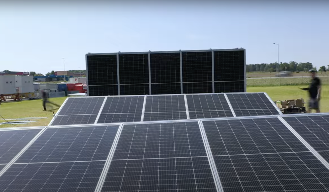 Solarcontainer透過內建軌道，太陽能板能夠自動延展。圖／翻攝自Sol...