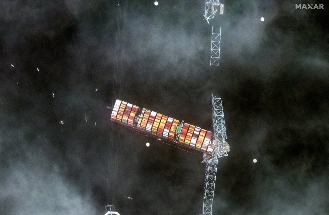 巴爾的摩凱伊橋遭「DALI號」貨輪撞毀。圖為空拍角度。 圖／路透社