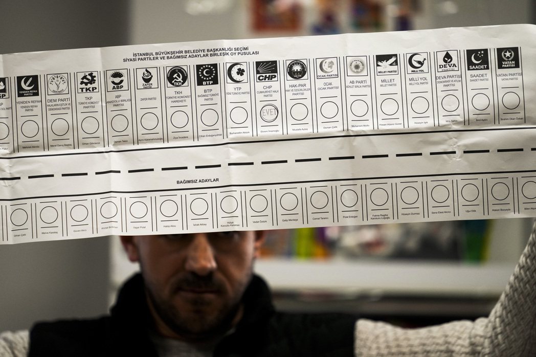 2024年3月31日，土耳其舉行新一屆地方選舉，圖為伊斯坦堡一處投票站的一張投給...