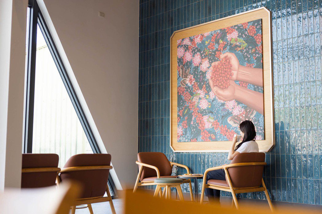 門市藝術牆面設計以深層海洋藍為主要的色彩計劃，搭配淺色調木皮色調與清新自然的咖啡...