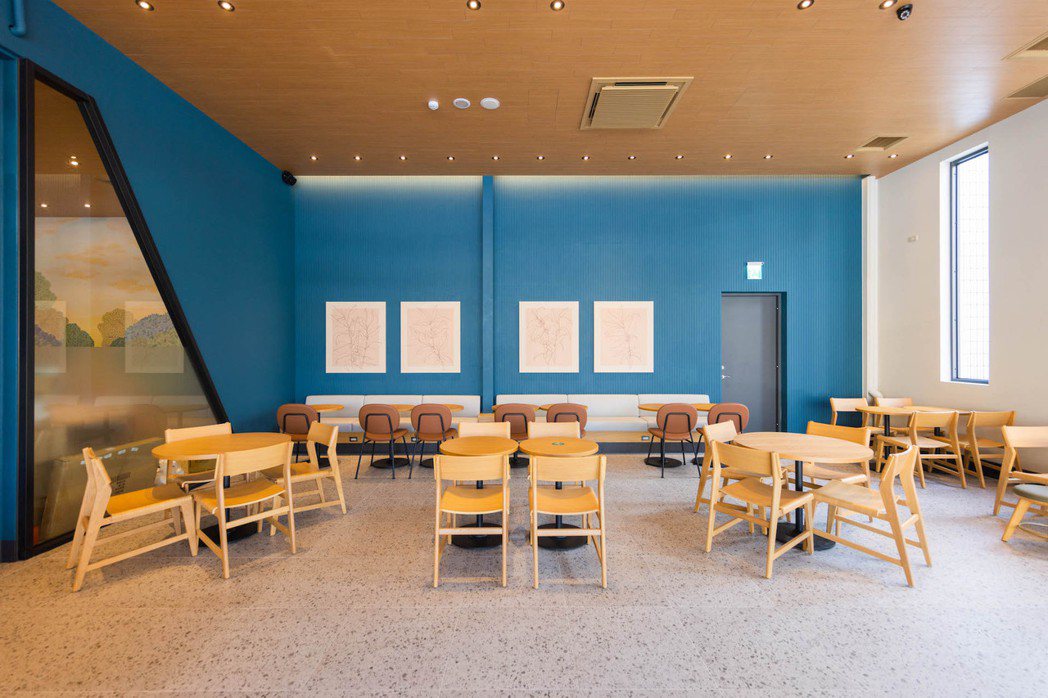彰化社頭門市規劃多樣性的傢俱型態，提供舒適的座位區。圖｜星巴克