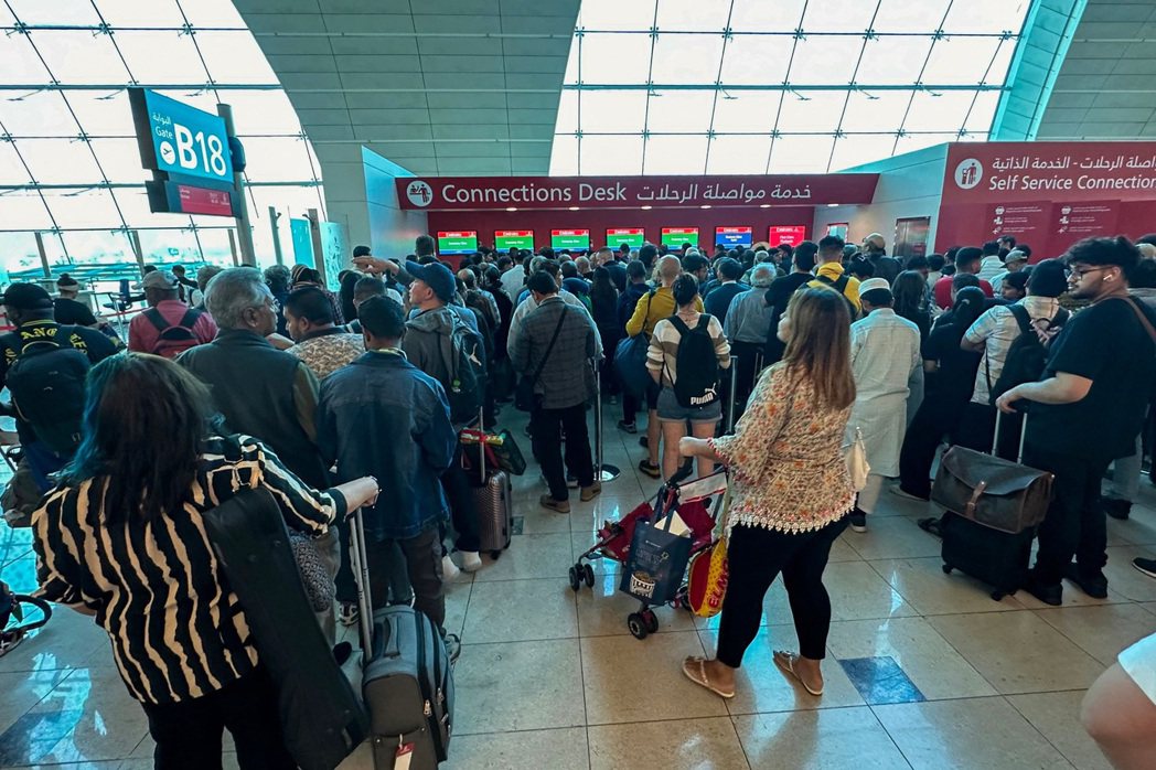 杜拜機場數百航班停飛，乘客在機場等待。根據Flight Aware數據顯示，17...