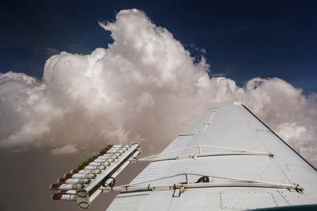 Das Bild zeigt das künstliche Regenverstärkungsflugzeug der VAE.Foto/Reuters