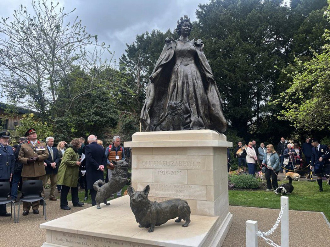 英國已故女王伊莉莎白二世逝世後第一座雕像於4月21日揭幕，這天也是女王98歲冥誕...