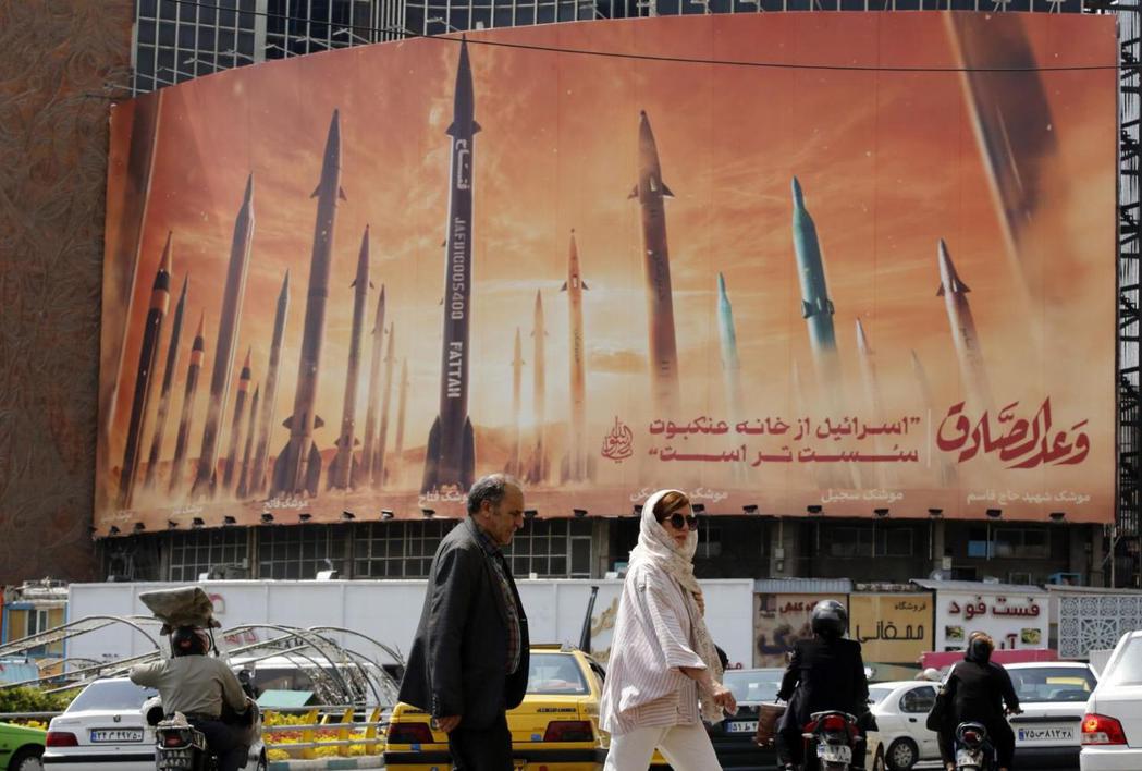 德黑蘭街頭的一塊反以色列廣告牌，廣告看板上掛著伊朗飛彈的圖片，上面寫著波斯語「以...