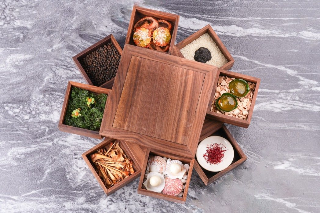 「珠寶盒」以可旋轉木盒盛裝料理。 圖／LOPFAIT提供