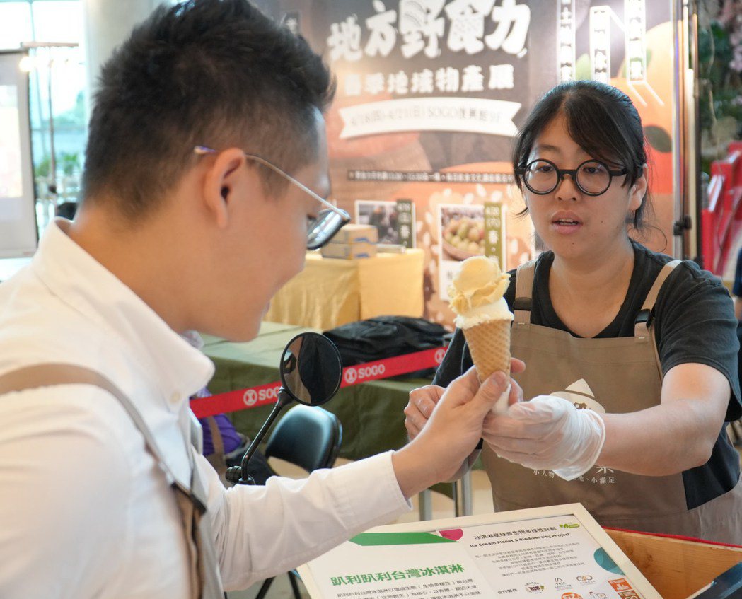 吳書瑀（右）解說趴利趴利的永續台灣冰淇淋理念。圖／于國華提供