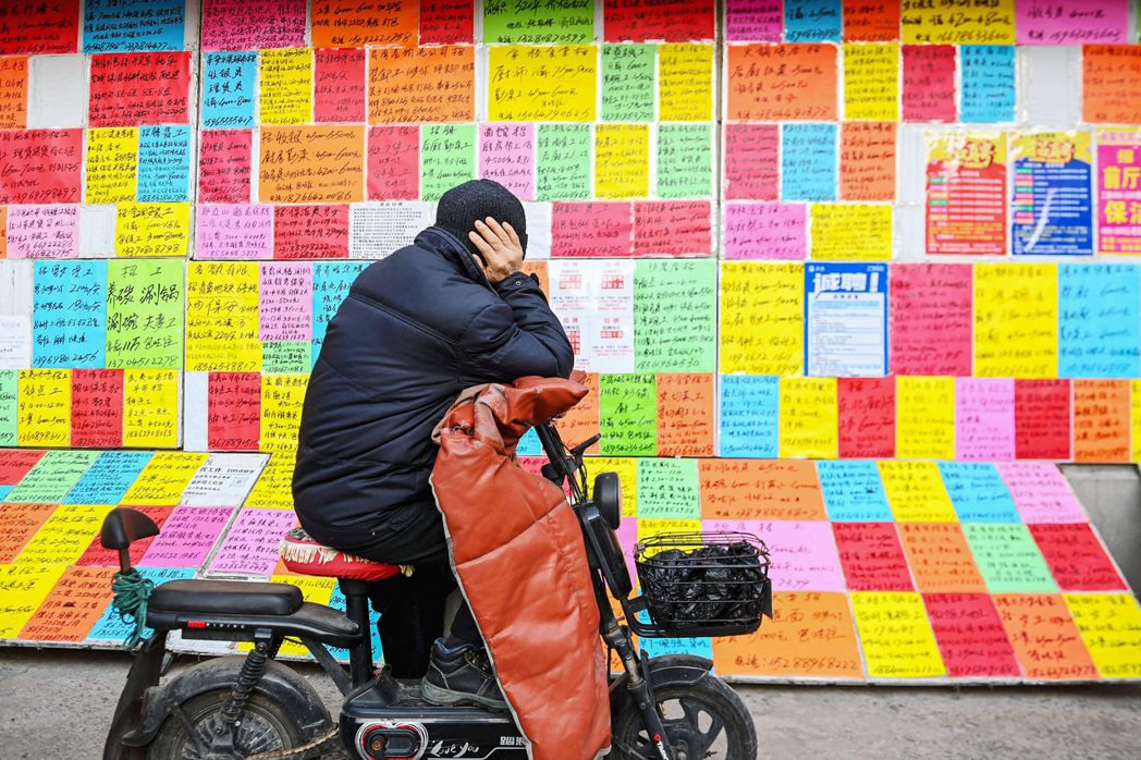2024年山東省青島市的一處貼滿招聘廣告的牆面。 圖／法新社