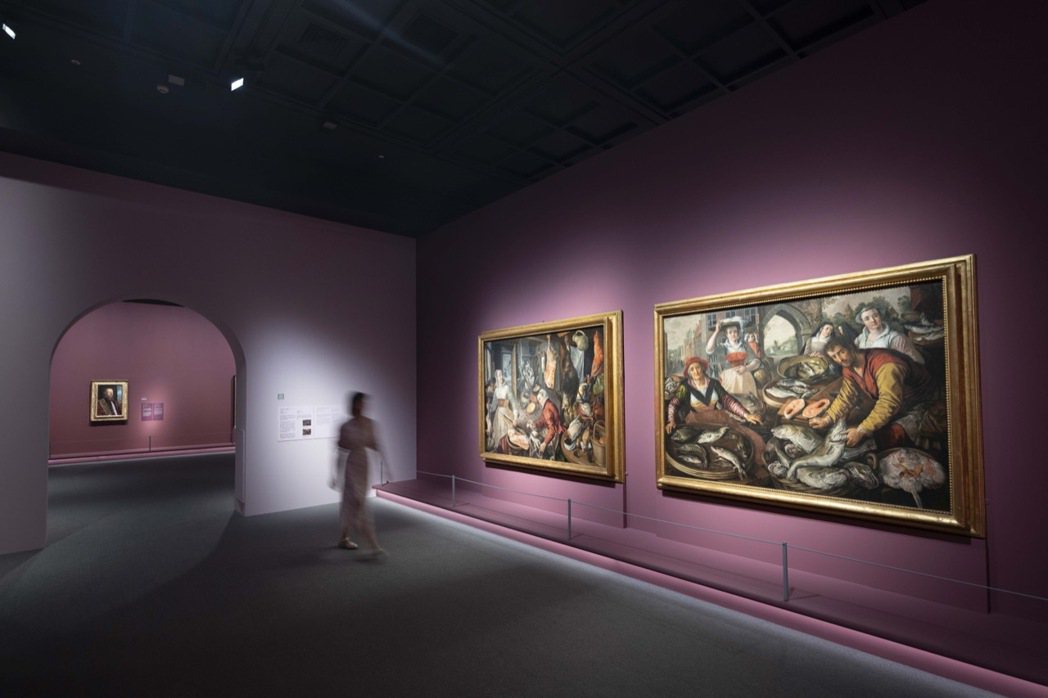 奇美博物館《英國國家藝廊珍藏展》第一單元「人文的甦醒：歐洲文藝復興繪畫」。右方兩...