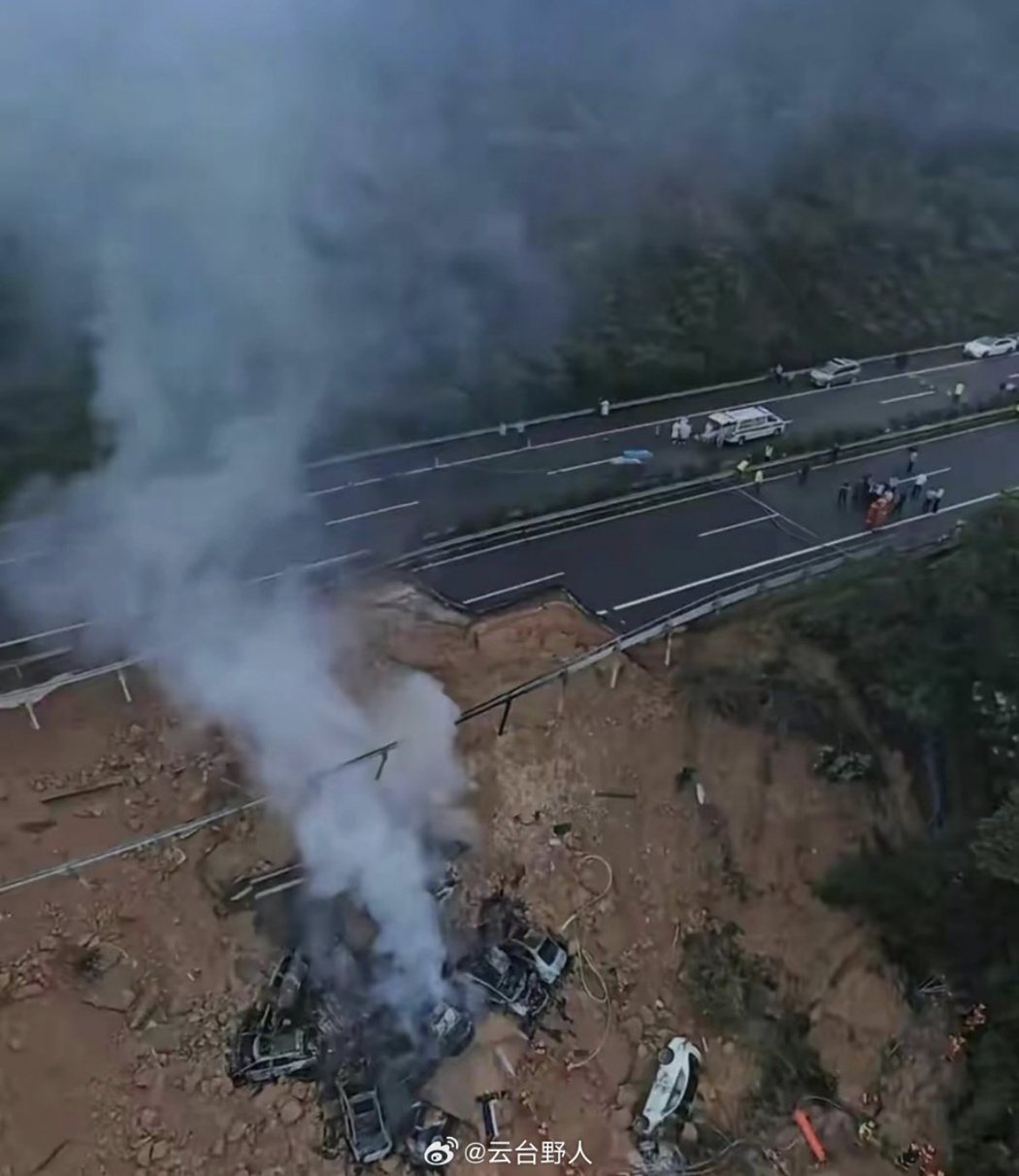 根據微博上流傳的事故現場照片，梅大高速大片路面截斷形成巨大坑洞、多輛落下的汽車燒...