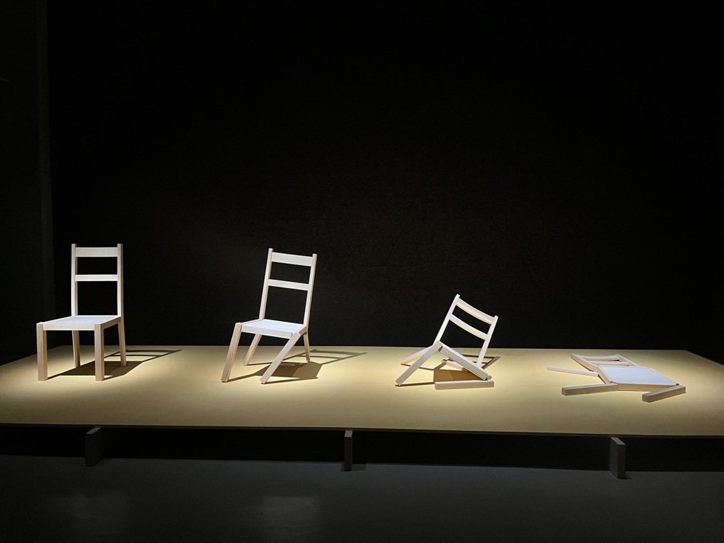 藝術家戲劇創作裡的道具—椅子不同階段的風景。 圖／Chris Chen提供
