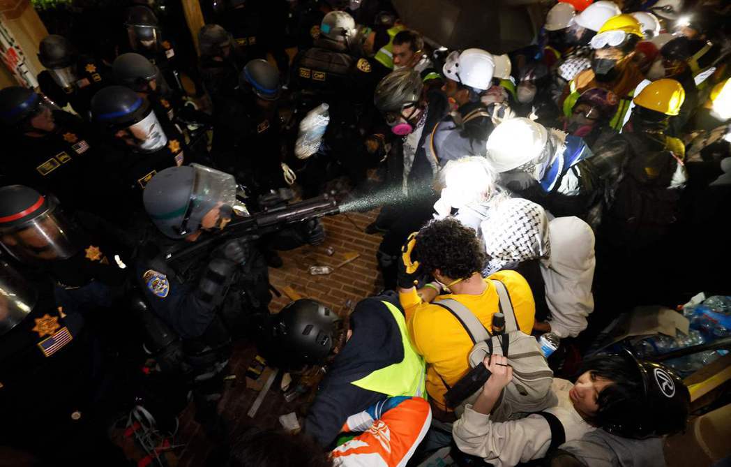 美國校園生原巴勒斯坦抗議潮，警察2日進入加州大學洛杉磯分校（UCLA）清場。 圖...