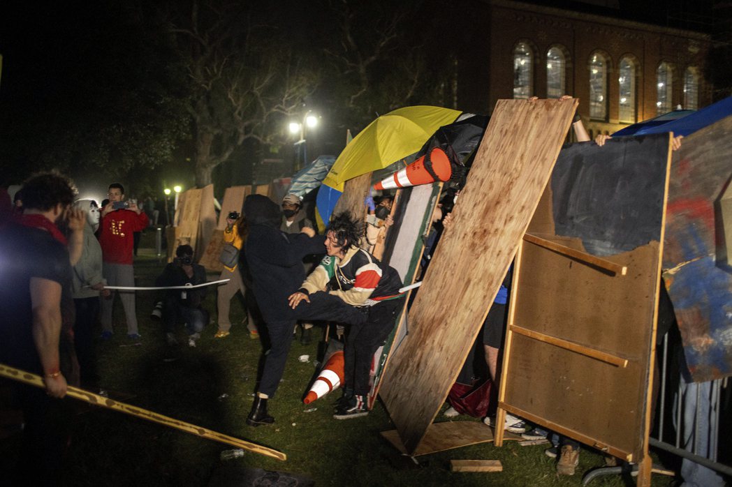 30日晚間有大批反示威人士進入UCLA校園，攻擊抗議學生的陣地，將抗議者拖出來毆...