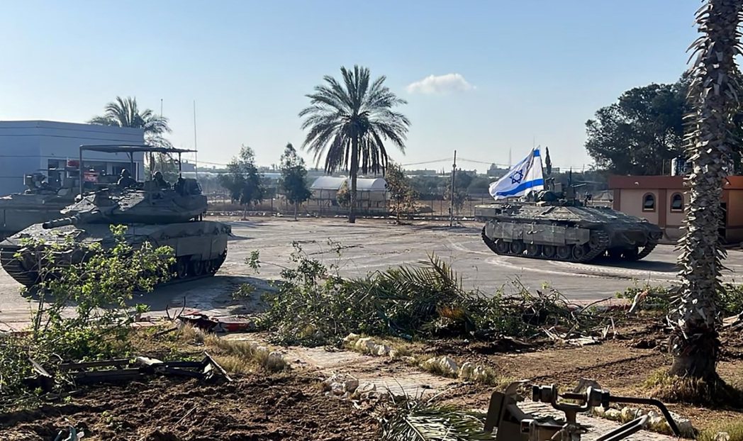 以色列國防軍釋出的影像，5月7日在拉法過境點展開行動。以色列軍對外表示，已控制加...