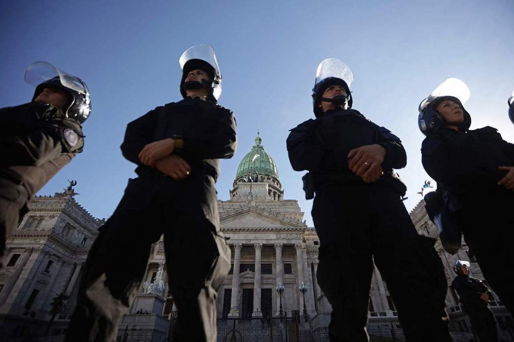2024年4月23日，抗議公立大學預算的遊行中，警察鎮守在阿根廷國會外。 圖／法...