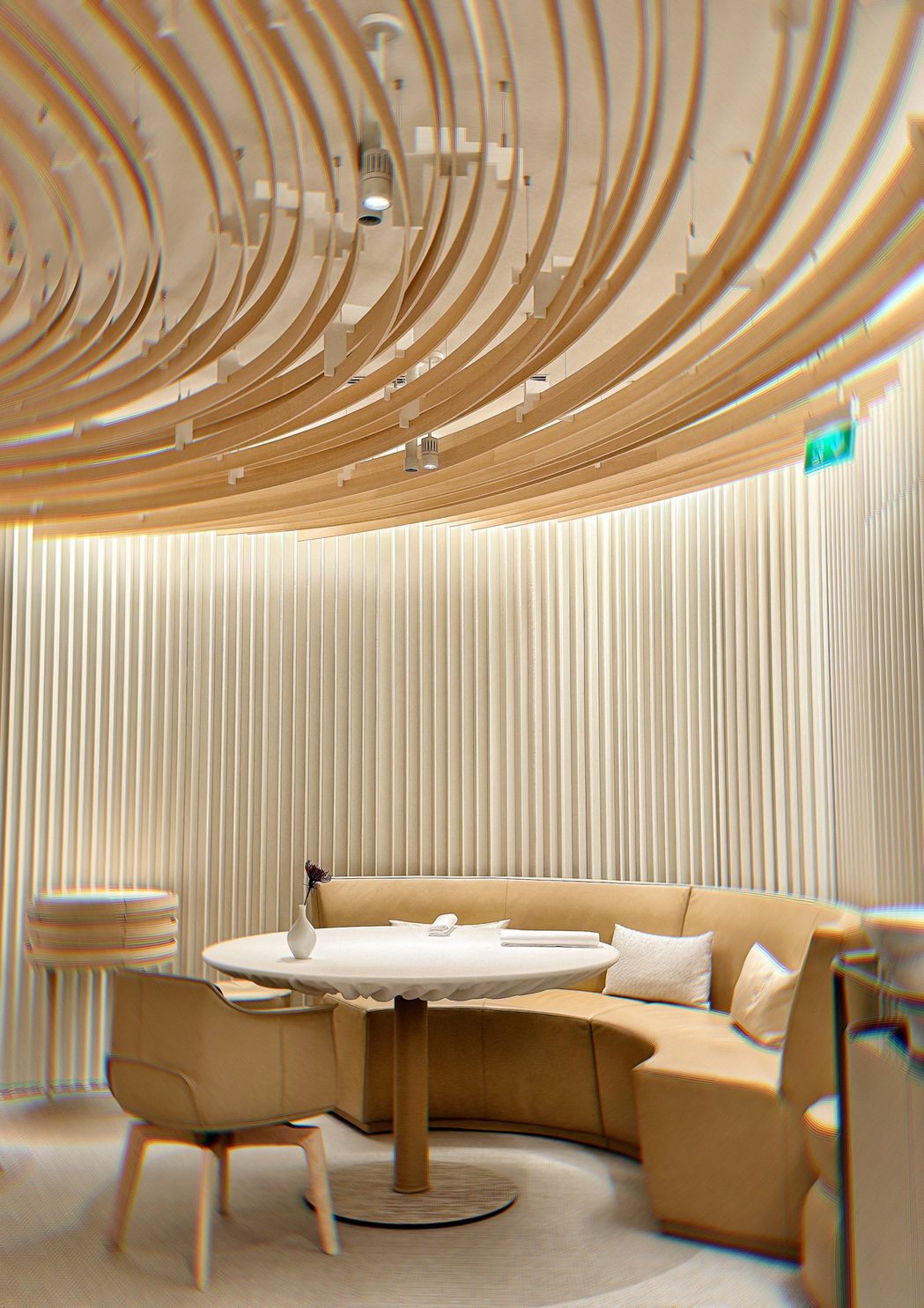 天花板的層層流動型態木圈是標誌性的隈研吾設計風格。圖／謝嫣薇提供
