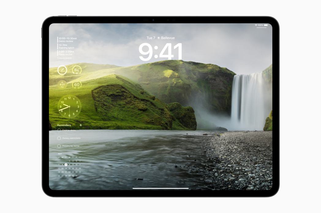 iPadOS 17讓使用者能透過自訂「鎖定畫面」展現個性，而互動式小工具則讓一目...