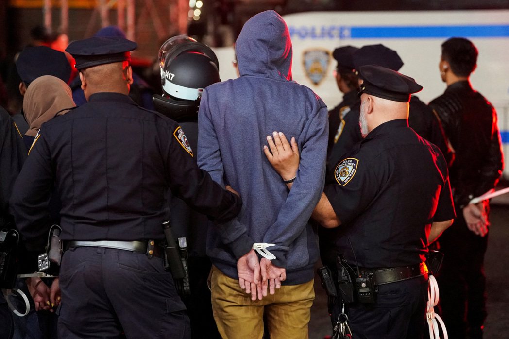 4月18日下午後，100多名營地學生與教職員被紐約市警逮捕，並遭到處分。 圖／路...