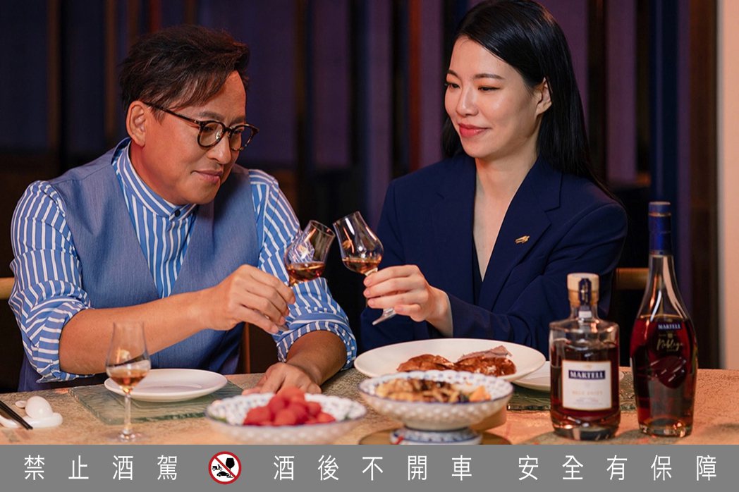 馬爹利品牌大使Ivy Lee（右）帶領美食達人詹姆士（左）一同探索中式餐酒的味蕾...