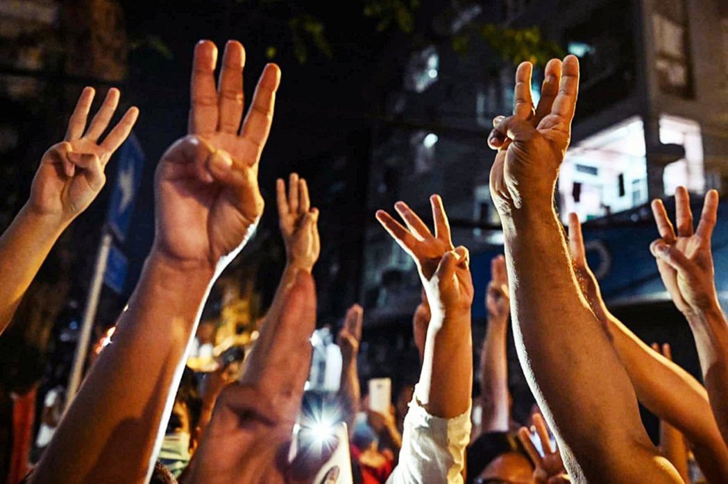 圖為緬甸反抗軍政府的三指手勢（Three-finger salute），起源於小...