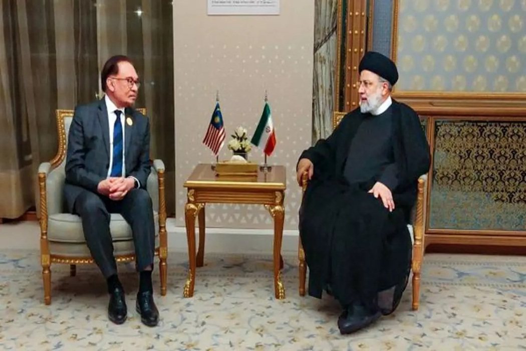 2023年安華在利雅德舉辦的伊斯蘭合作組織會議與伊朗總統萊西會面。 圖／伊朗外交...