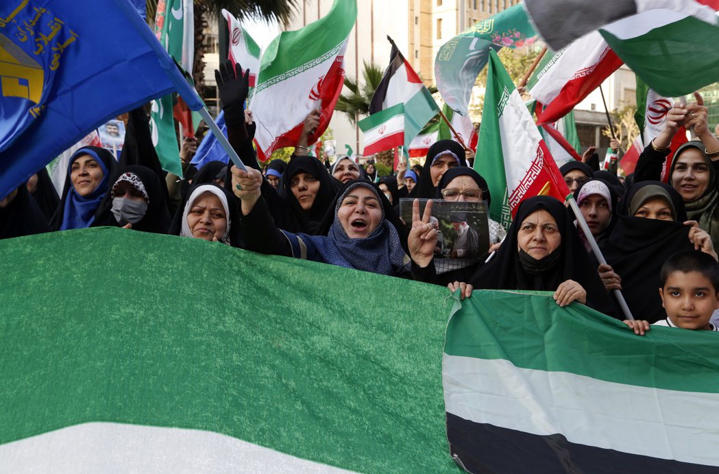 伊朗攻擊以色列隔天，伊朗民眾上街慶祝。 圖／歐新社