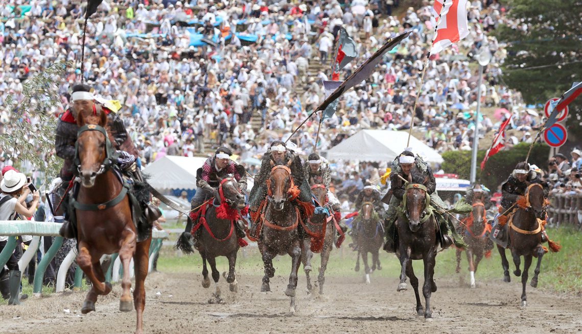 「甲冑賽馬」，在1公里長的馬場上，10-12名騎著快馬的甲冑武士將競速10圈，以...