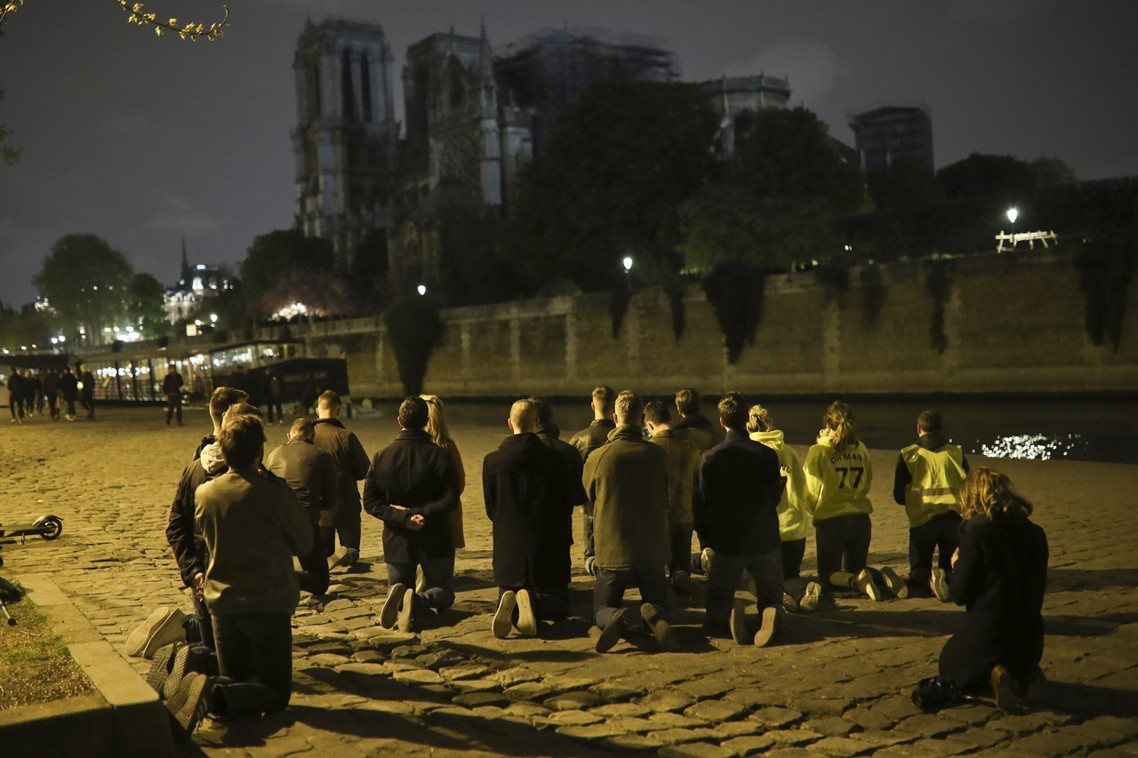 巴黎市民祈禱聖母院度過劫難。 圖／美聯社