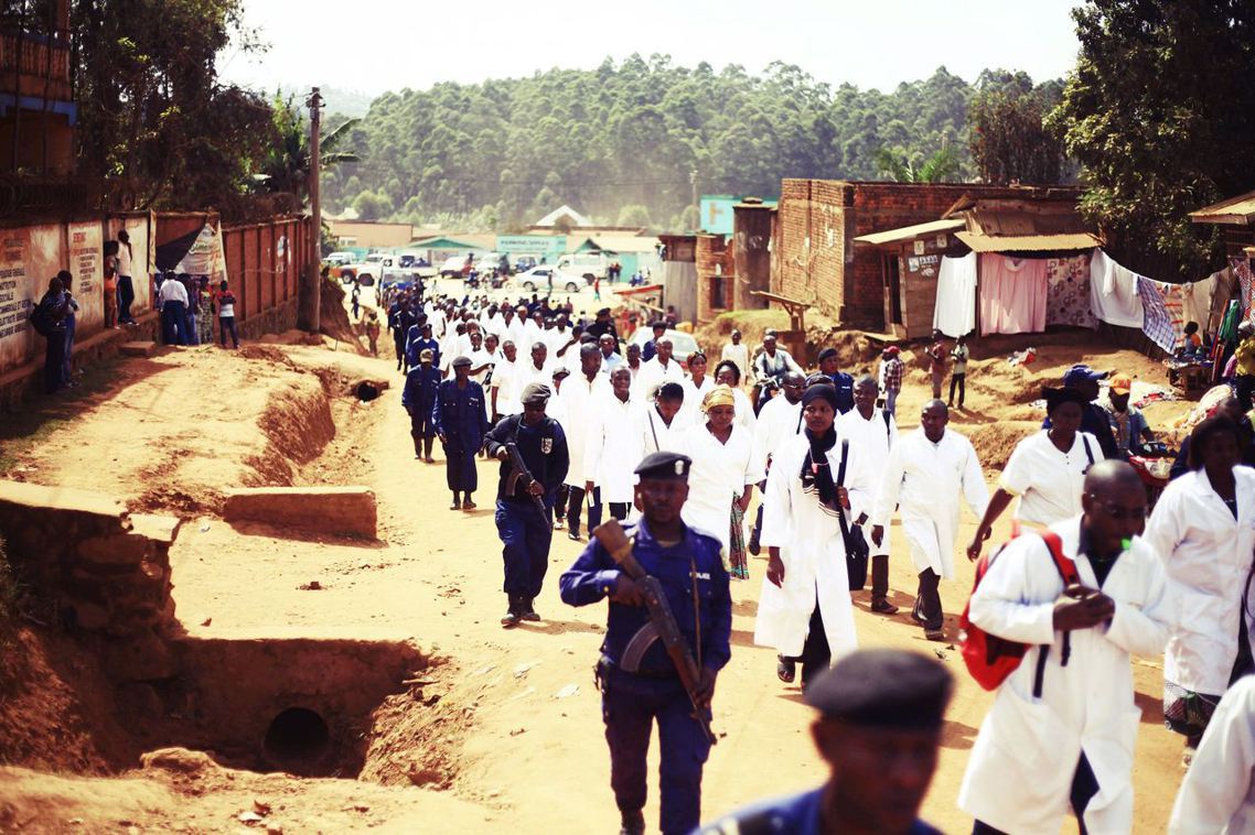 伊波拉防疫團隊，24日在疫情前線發動了示威抗爭。圖為24日在剛果民主共和國的防疫...