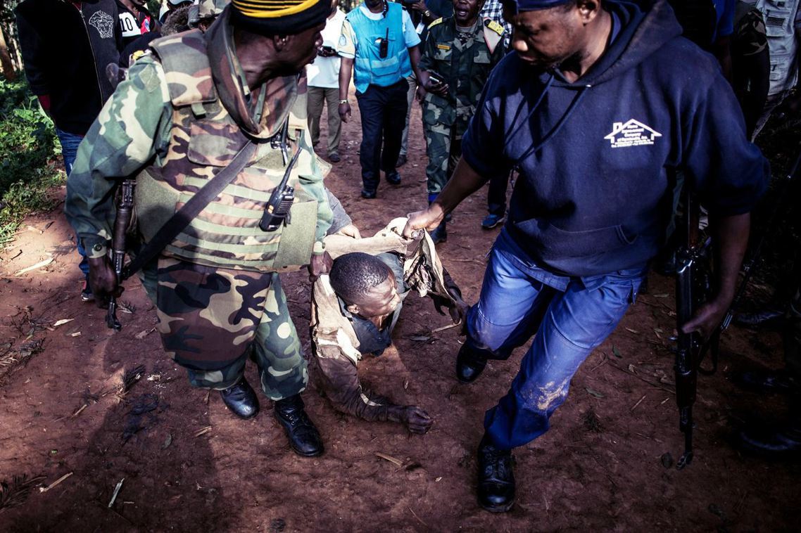 圖為今年3月，布滕博的伊波拉防疫中心（ETC）遭攻擊後，軍警逮捕攻擊者。 圖／法...