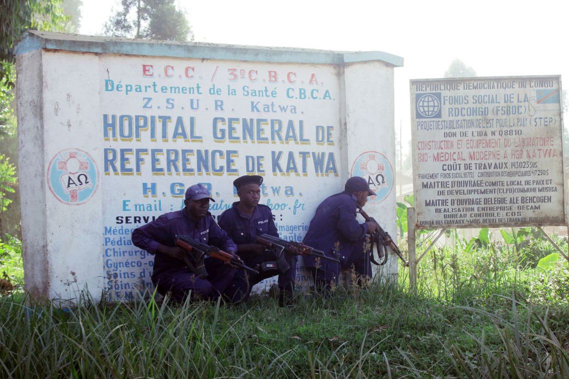 上周五WHO派遣的防疫專家遭暴民殺害後，軍警鎮守布滕博一間醫院。 圖／美聯社