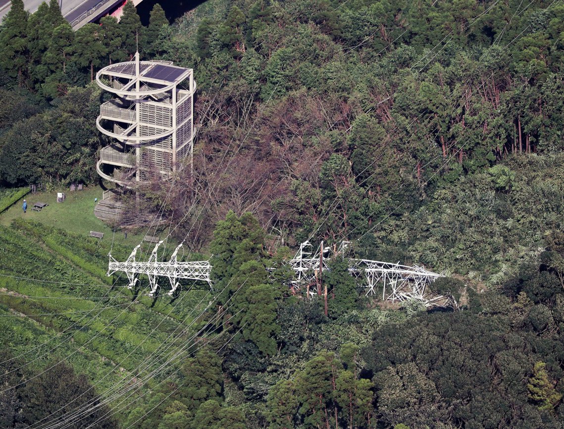 強風吹倒電塔導致千葉縣的大範圍停電，截至10日中午，颱風直擊的千葉縣、神奈川、茨...