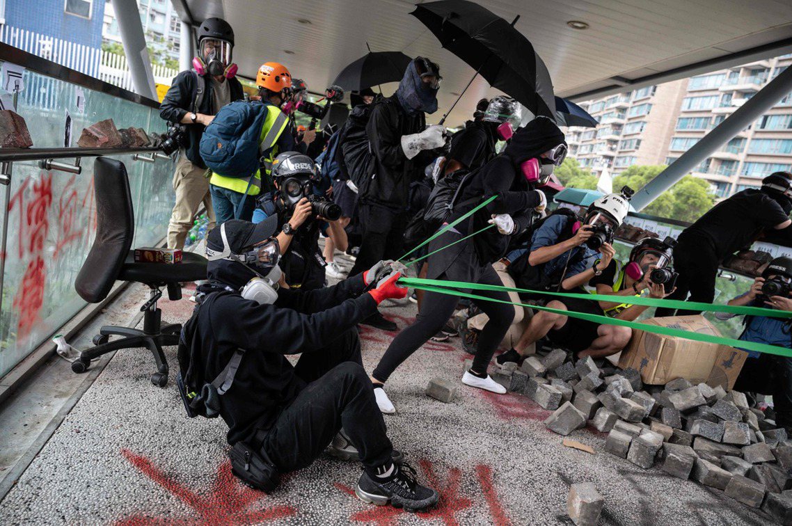 12日，香港城市大學。在警方的步步圍攻之下，示威者將防線退守到城大宿舍的行人天橋...