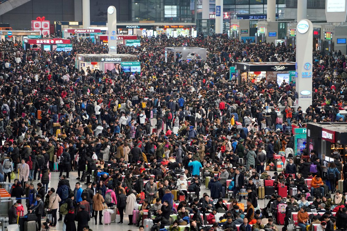 中國已進入農曆新年的「春運高峰」，北京當局要如何遏制30億人流的病毒全國大進擊？...