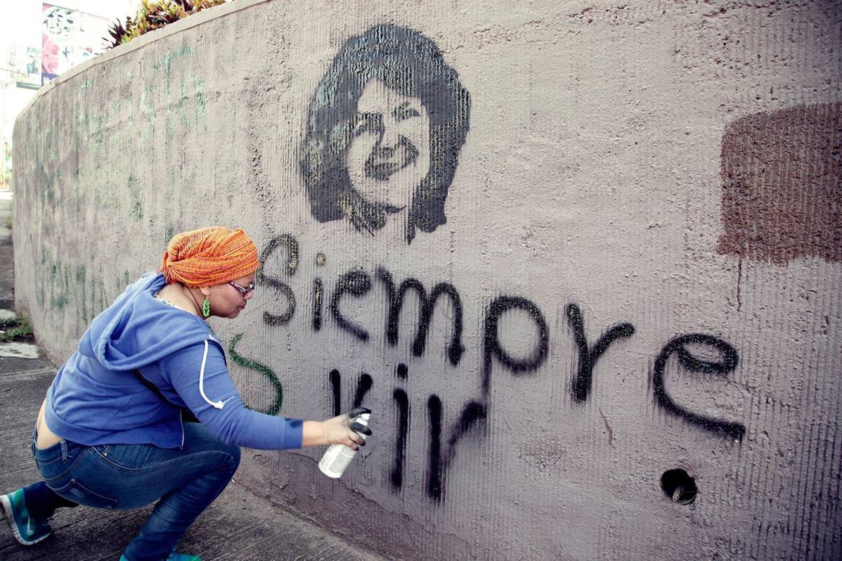 3月8日這天，一名宏都拉斯的追悼者，在牆上卡薩雷斯的肖像塗鴉下，噴上了「永遠活著...